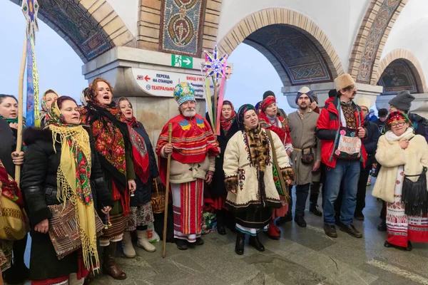 Kiew Ukraine Dezember 2022 Bewohner Ukrainischen Folklore Kostümen Sangen Ersten — Stockfoto