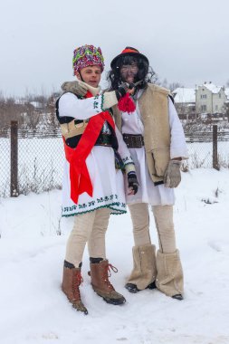 Krasnoilsk, Ukrayna - 14 Ocak 2018: Malanka veya Cömert Akşam, Ukrayna 'nın ulusal ve kilise bayramı. Malanka 'nın antik pagan ayini. Festivaldeki insanlar ve ulusal kostümler..