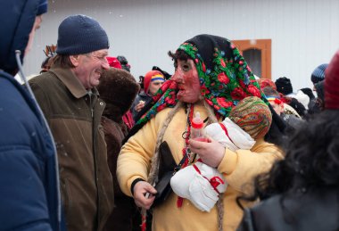 Krasnoilsk, Ukrayna - 14 Ocak 2018: Malanka veya Cömert Akşam, Ukrayna 'nın ulusal ve kilise bayramı. Malanka 'nın antik pagan ayini. Festivaldeki insanlar ve ulusal kostümler..