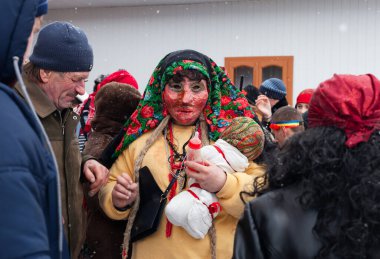Krasnoilsk, Ukrayna - 14 Ocak 2018: Malanka veya Cömert Akşam, Ukrayna 'nın ulusal ve kilise bayramı. Malanka 'nın antik pagan ayini. Festivaldeki insanlar ve ulusal kostümler..