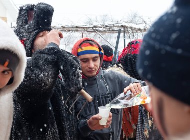 Krasnoilsk, Ukrayna - 14 Ocak 2018: Malanka veya Cömert Akşam, Ukrayna 'nın ulusal ve kilise bayramı. Malanka 'nın antik pagan ayini. Festivaldeki insanlar ve ulusal kostümler..