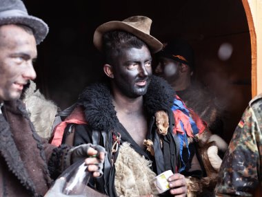 Krasnoilsk, Ukrayna - 14 Ocak 2018: Malanka veya Cömert Akşam, Ukrayna 'nın ulusal ve kilise bayramı. Malanka 'nın antik pagan ayini. Festivaldeki insanlar ve ulusal kostümler..