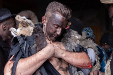 Krasnoilsk, Ukrayna - 14 Ocak 2018: Malanka veya Cömert Akşam, Ukrayna 'nın ulusal ve kilise bayramı. Malanka 'nın antik pagan ayini. Festivaldeki insanlar ve ulusal kostümler..