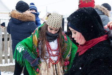 Krasnoilsk, Ukrayna - 14 Ocak 2018: Malanka veya Cömert Akşam, Ukrayna 'nın ulusal ve kilise bayramı. Malanka 'nın antik pagan ayini. Festivaldeki insanlar ve ulusal kostümler..