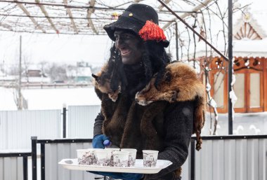 Krasnoilsk, Ukrayna - 14 Ocak 2018: Malanka veya Cömert Akşam, Ukrayna 'nın ulusal ve kilise bayramı. Malanka 'nın antik pagan ayini. Festivaldeki insanlar ve ulusal kostümler..