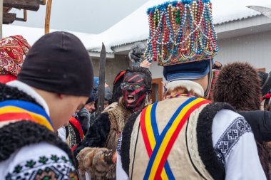 Krasnoilsk, Ukrayna - 14 Ocak 2018: Malanka veya Cömert Akşam, Ukrayna 'nın ulusal ve kilise bayramı. Malanka 'nın antik pagan ayini. Festivaldeki insanlar ve ulusal kostümler..