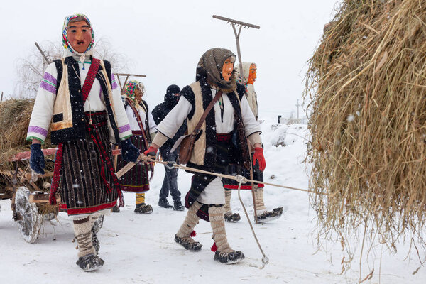 Краснильск, Украина - 14 января 2018 года: Маланка или щедрый вечер - украинский национальный и церковный праздник. Древний языческий ритуал Маланки. Люди в праздничных карнавалах и национальных костюмах.