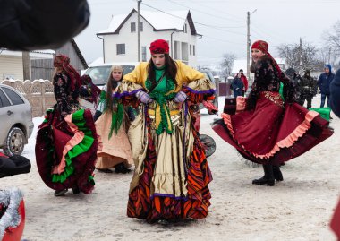 Krasnoilsk, Ukrayna - 14 Ocak 2018: Malanka veya Cömert Akşam, Ukrayna 'nın ulusal ve kilise bayramı. Malanka 'nın antik pagan ayini. Festivaldeki insanlar ve ulusal kostümler..