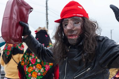 Krasnoilsk, Ukrayna - 14 Ocak 2018: Malanka veya Cömert Akşam, Ukrayna 'nın ulusal ve kilise bayramı. Malanka 'nın antik pagan ayini. Festivaldeki insanlar ve ulusal kostümler..