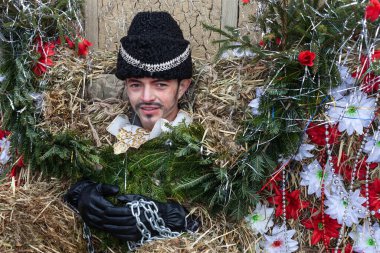 Krasnoilsk, Ukrayna - 14 Ocak 2018: Malanka veya Cömert Akşam, Ukrayna 'nın ulusal ve kilise bayramı. Malanka 'nın antik pagan ayini. Festivaldeki insanlar ve ulusal kostümler..