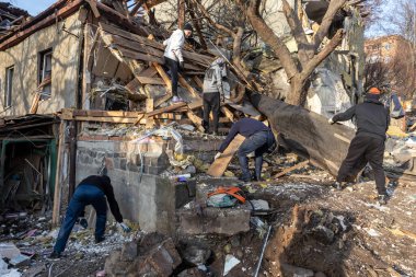 KYIV, UKRAINE - Ocak 03, 2023: Ukrayna Savaşı. Gönüllüler, 31 Aralık 'ta Rus füze saldırısının gerçekleştiği yerdeki enkazı temizleyip sökecekler.