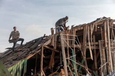 KYIV, UKRAINE - Ocak 03, 2023: Ukrayna Savaşı. Gönüllüler, 31 Aralık 'ta Rus füze saldırısının gerçekleştiği yerdeki enkazı temizleyip sökecekler.