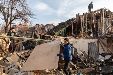 KYIV, UKRAINE - Ocak 03, 2023: Ukrayna Savaşı. Gönüllüler, 31 Aralık 'ta Rus füze saldırısının gerçekleştiği yerdeki enkazı temizleyip sökecekler.