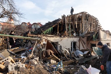 KYIV, UKRAINE - Ocak 03, 2023: Ukrayna Savaşı. Gönüllüler, 31 Aralık 'ta Rus füze saldırısının gerçekleştiği yerdeki enkazı temizleyip sökecekler.