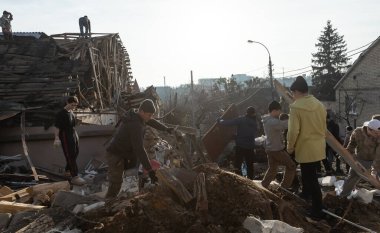 KYIV, UKRAINE - Ocak 03, 2023: Ukrayna Savaşı. Gönüllüler, 31 Aralık 'ta Rus füze saldırısının gerçekleştiği yerdeki enkazı temizleyip sökecekler.