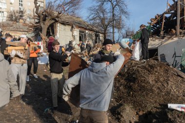 KYIV, UKRAINE - Ocak 03, 2023: Ukrayna Savaşı. Gönüllüler, 31 Aralık 'ta Rus füze saldırısının gerçekleştiği yerdeki enkazı temizleyip sökecekler.