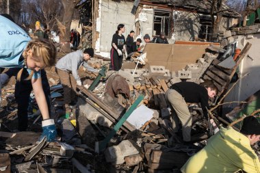 KYIV, UKRAINE - Ocak 03, 2023: Ukrayna Savaşı. Gönüllüler, 31 Aralık 'ta Rus füze saldırısının gerçekleştiği yerdeki enkazı temizleyip sökecekler.