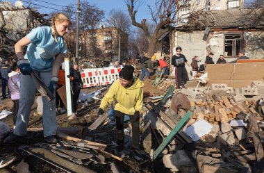 KYIV, UKRAINE - Ocak 03, 2023: Ukrayna Savaşı. Gönüllüler, 31 Aralık 'ta Rus füze saldırısının gerçekleştiği yerdeki enkazı temizleyip sökecekler.