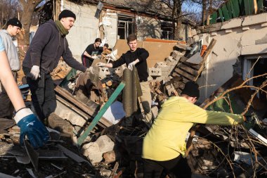 KYIV, UKRAINE - Ocak 03, 2023: Ukrayna Savaşı. Gönüllüler, 31 Aralık 'ta Rus füze saldırısının gerçekleştiği yerdeki enkazı temizleyip sökecekler.