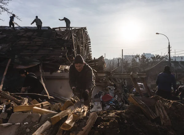 Киів Україна Січень 2023 Війна Україні Добровольці Розчищають Демонтують Уламки — стокове фото