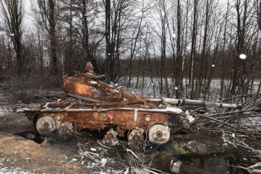 A tank of Russian invaders destroyed as a result of fierce and heavy fighting near a village Kuhari in the Kyiv region