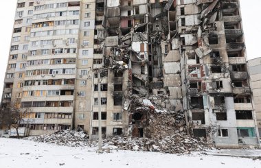 KHARKIV, UKRAINE - Mar. 02, 2023: Ukrayna 'daki savaş izleri. Yıkılmış apartman. Kuzey Saltivka, Harkiv 'deki savaşın yıkıcı etkisini gösteren bir roket saldırısından sonra.