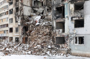 KHARKIV, UKRAINE - Mar. 02, 2023: Ukrayna 'daki savaş izleri. Yıkılmış apartman. Kuzey Saltivka, Harkiv 'deki savaşın yıkıcı etkisini gösteren bir roket saldırısından sonra.