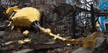 Yıkılmış kilisenin altın kubbesi ve haçı yıkıntıların arasında duruyor. Bogorodichne. Donetsk yönetmeliği