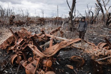 KHARKIV Reg, UKRAINE - Mar. 03, 2023: Hurda metal için askeri malzeme. Yerel halk, Rus askeri teçhizatının kalıntılarını hurda metal için söküp yaktı.