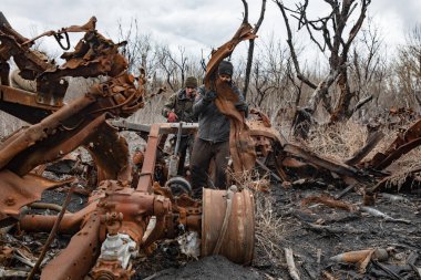 KHARKIV Reg, UKRAINE - Mar. 03, 2023: Hurda metal için askeri malzeme. Yerel halk, Rus askeri teçhizatının kalıntılarını hurda metal için söküp yaktı.