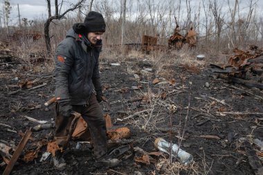 KHARKIV Reg, UKRAINE - Mar. 03, 2023: Hurda metal için askeri malzeme. Yerel halk, Rus askeri teçhizatının kalıntılarını hurda metal için söküp yaktı.