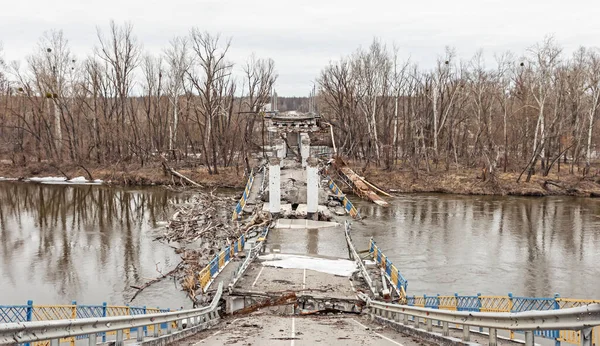 波哥德涅一座被毁的桥的残骸 顿涅茨克里格 这个村子被俄军摧毁了 — 图库照片