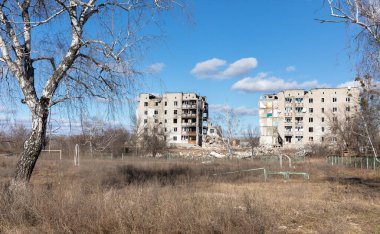 Izyum şehri, Ukrayna 'nın Harkiv bölgesi. Rus faşist ordusunun füze ve topçu bombardımanı sonucu yıkılan evler..
