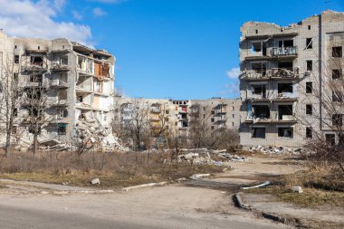 Izyum şehri, Ukrayna 'nın Harkiv bölgesi. Rus faşist ordusunun füze ve topçu bombardımanı sonucu yıkılan evler..