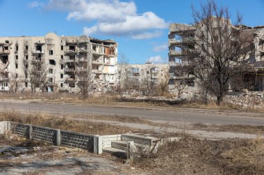 Izyum şehri, Ukrayna 'nın Harkiv bölgesi. Rus faşist ordusunun füze ve topçu bombardımanı sonucu yıkılan evler..