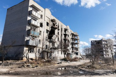 Izyum şehri, Ukrayna 'nın Harkiv bölgesi. Rus faşist ordusunun füze ve topçu bombardımanı sonucu yıkılan evler..