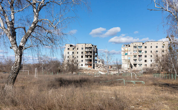 Разрушенный город Изюм Харьковской области в Украине. Разрушенные дома в результате ракетно-артиллерийского обстрела русской фашистской армией.