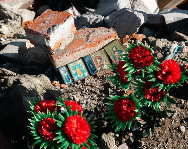 Εικόνες Και Τεχνητά Λουλούδια Στη Μνήμη Των Νεκρών Της Πόλης — Φωτογραφία Αρχείου