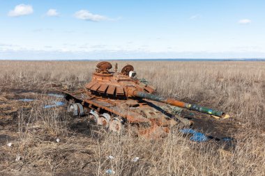 Savaş zamanı işaretleri. Harkiv 'in varoşlarında tahrip edilmiş askeri teçhizatın kalıntıları. Ukrayna topraklarında imha edilmiş ve yakılmış Rus tankları