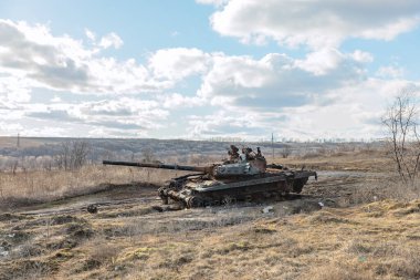 Savaş zamanı işaretleri. Harkiv 'in varoşlarında tahrip edilmiş askeri teçhizatın kalıntıları. Ukrayna topraklarında imha edilmiş ve yakılmış Rus tankları