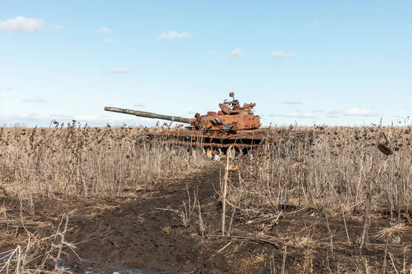 Sinais Guerra Restos Equipamentos Militares Destruídos Nos Arredores Kharkiv Tanques — Fotografia de Stock