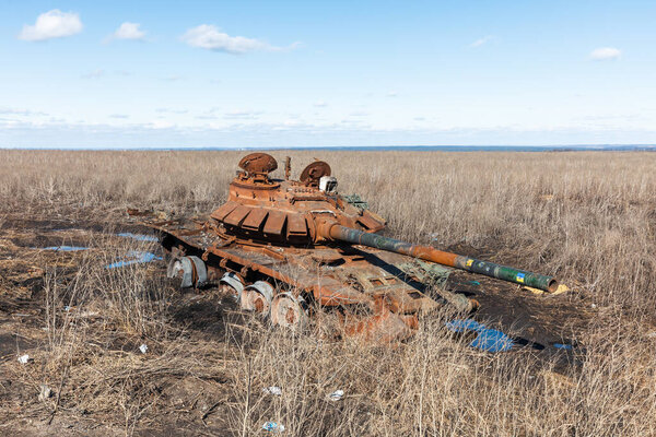 Признаки военного времени. Остатки уничтоженной военной техники на окраине Харькова. Уничтожены и сожжены российские танки на украинских месторождениях