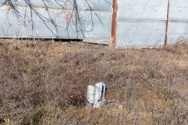 Patlamamış roket güdümlü bir füze Ukrayna 'nın Donetsk bölgesindeki Bogorodichne köyünde yerden fırlıyor.