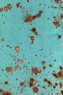 Metal kapıların yüzeyi Ukrayna 'nın Donetsk bölgesindeki Bogorodichne köyünde patlayan mermilerden kaynaklanan kıymık izleriyle kaplı.