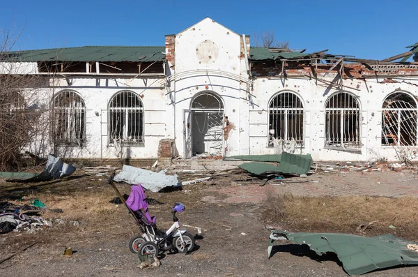 Opuštěný Kočárek Před Zničenou Budovou Vesnici Bogorodichne Doněcká Oblast Ukrajina — Stock fotografie