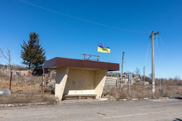 Przystanek Autobusowy Śladami Szczątków Bombardowaniach Ukraińską Flagą Jako Symbolem Niezwyciężonego — Zdjęcie stockowe