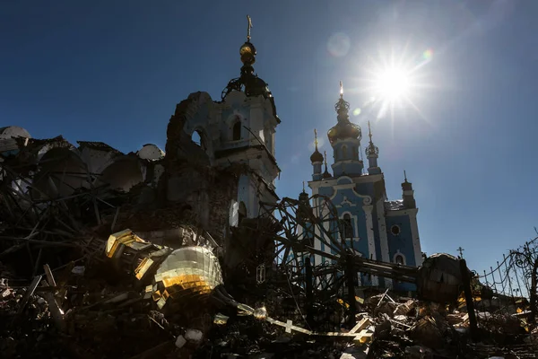 在乌克兰顿涅茨克地区被占领的Bohorodychne村 Dome就在莫斯科牧首辖区Uoc的Sviatohirskaya Lavra被毁的圣母隐居地旁边 — 图库照片