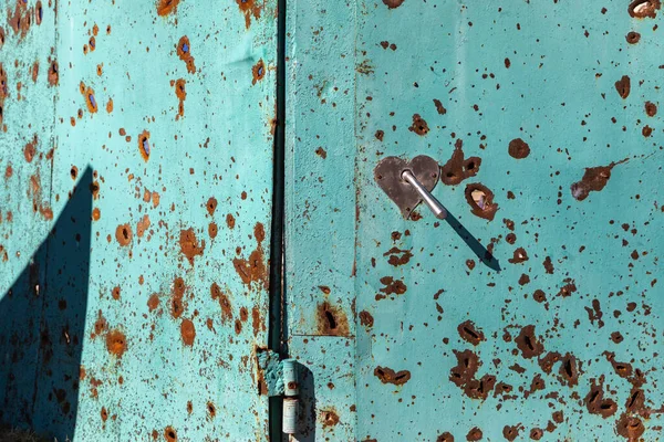 Het Oppervlak Van Metalen Poorten Bedekt Met Splintersporen Van Exploderende — Stockfoto