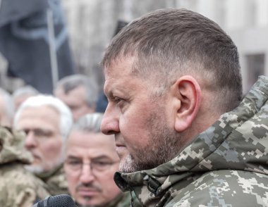 KYIV, UKRAINE - Mar. 10, 2023: Ukrayna Silahlı Kuvvetleri Generali Valerii Zaluzhnyi, Da Vinci olarak bilinen Ukrayna Kahramanı Dmytro Kotsiubailo 'nun tabutuna veda etti.