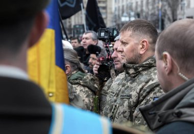 KYIV, UKRAINE - Mar. 10, 2023: Ukrayna Silahlı Kuvvetleri Generali Valerii Zaluzhnyi, Da Vinci olarak bilinen Ukrayna Kahramanı Dmytro Kotsiubailo 'nun tabutuna veda etti.